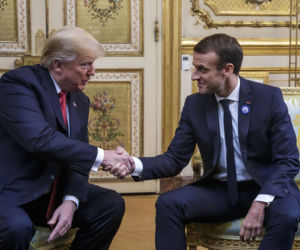 Święto pokoju w Paryżu. Trump w żelaznym uścisku Macrona.