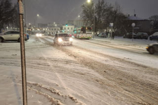 Śnieżyce w Białymstoku. Atak zimy na finiszu 2025 roku