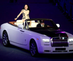 Piosenkarka Jessie J i Rolls-Royce Phantom Series II Drophead Coupe
