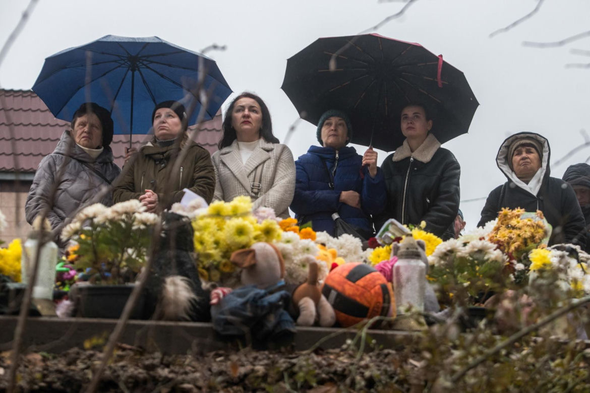 Akcja poszukiwawczo-ratownicza w miejscu uderzenia rosyjskiej rakiety manewrującej w wielopiętrowy budynek mieszkalny w Tarnopolu