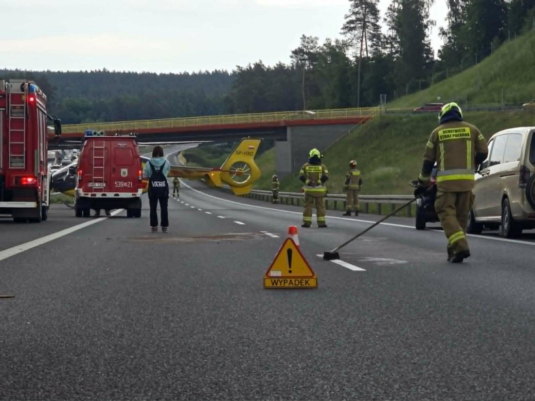Zderzenie trzech aut na S7 pod Rychnowem. Na miejsce wezwano śmigłowiec LPR