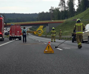 Zderzenie trzech aut na S7 pod Rychnowem. Na miejsce wezwano śmigłowiec LPR