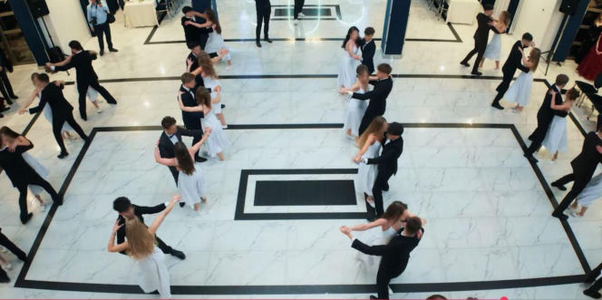 Ta studniówka przejdzie do historii. Zrezygnowali z poloneza i podbijają internet