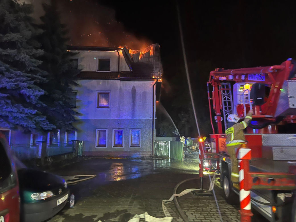 Nocny pożar hotelu w Nowym Brzesku. Z żywiołem walczyło ponad 100 strażaków 