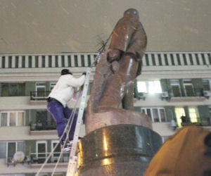 Obalili Lenina