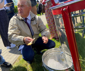 Pierwsze w 2022 r. miodobranie w pasiece miejskiej w Białymstoku