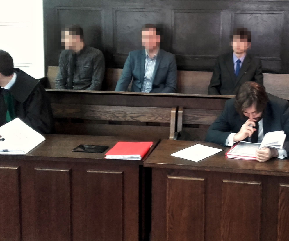 Na ławie sądowej zasiedli również trzej wspólnicy Dawida B., oskarżeni o produkcję dopalaczy
