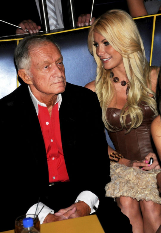Crystal Harris żona Hefnera młodsza od niego o 60 lat mówi że pod koniec życia był głuchy jej zdaniem dlatego że przedawkował viagre