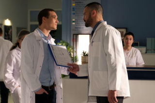 M jak miłość, odcinek 1935: Sowiński podrzuci fałszywe łapówki Olkowi, ale jego plan się wyda! To ona uratuje Chodakowskich 