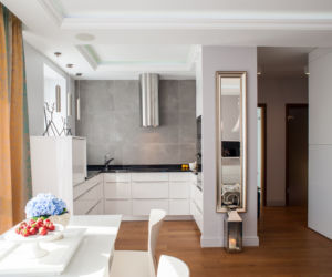 Wygodny aneks kuchenny w wakacyjnym apartamencie