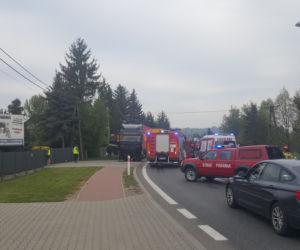 Poważny wypadek na łuku Kieleckiej w Starachowicach. Zderzenie osobówki z tirem