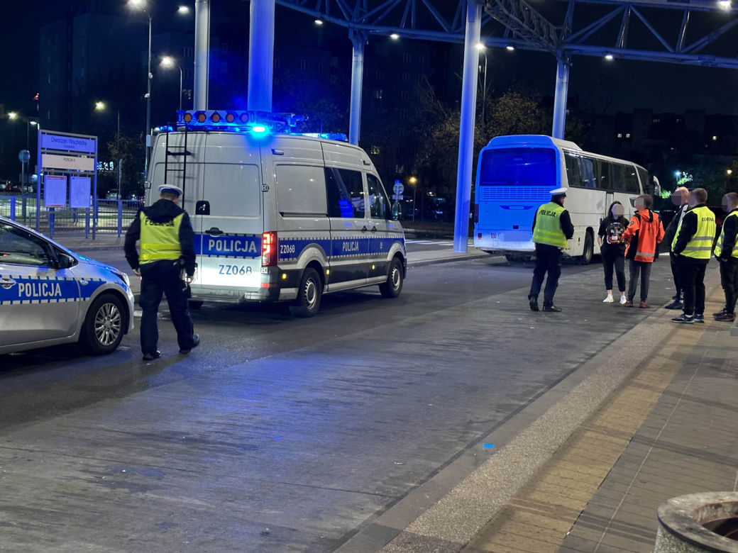 Dantejskie sceny na Dworcu Wschodnim. Kierowca autokaru potrącił pieszego. Obaj byli pijani
