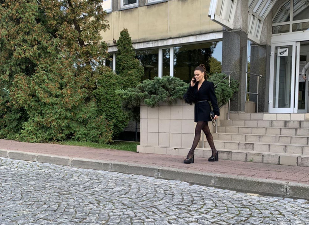 Natasza Urbańska zadaje szyku przy białym mercedesie