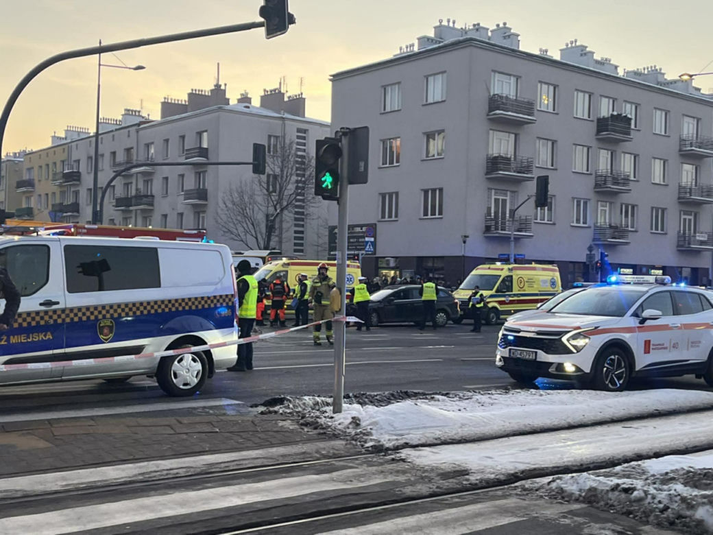 Śmigłowiec ratunkowy na placu Szembeka! Zderzenie samochodów, jeden z nich uderzył w kobietę i dziecko