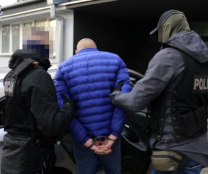 Zmuszali je do SEKSU. Na czele gangu stała kobieta! GIGANTYCZNA AKCJA policji [ZDJĘCIA]