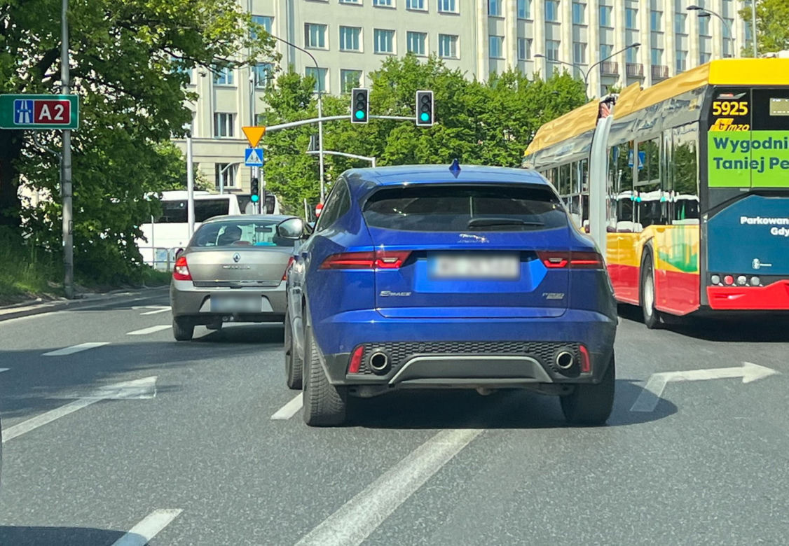 Pędziła jak szatan po sukienkę