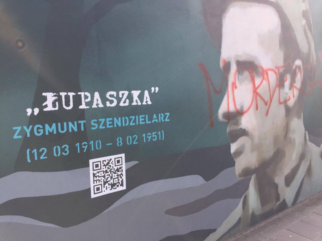 Zniszczono mural Żołnierzy Wyklętych! Napis "MORDERCA" na portrecie majora Łupaszki [ZDJĘCIA]