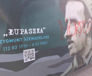Zniszczono mural Żołnierzy Wyklętych! Napis MORDERCA na portrecie majora Łupaszki [ZDJĘCIA]