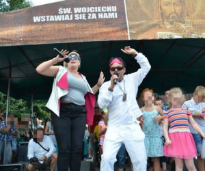 Ranczo. Jola (Elżbieta Romanowska), Pietrek (Piotr Pręgowski) na jarmarku w Jeruzalu
