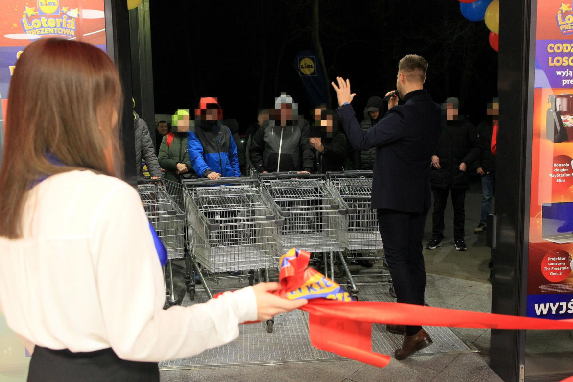 Tłum na otwarciu nowego Lidla w Warszawie