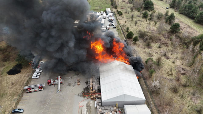 Potężny pożar w Czosnowie
