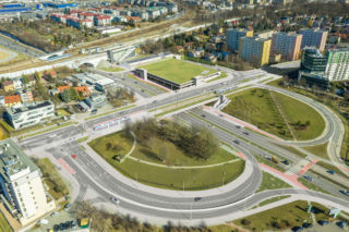 Horyzontalne, rozlane, zielone i betonowe, wtopione w otoczenie – centrum przesiadkowe na krakowskich Bronowicach. Architektura minimalizmu i pragmatyzmu