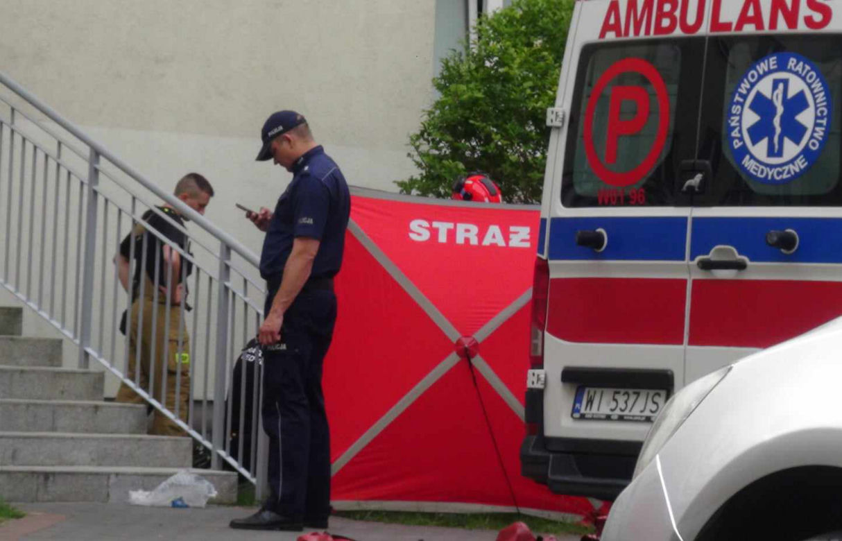 Kobieta runęła z wielkiej wysokości. Tragedia na Bemowie, nie było szans na ratunek