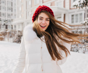 Włosy kontra zima. Jak wygrać ten pojedynek i przejść przez sezon sezon Mrozów z błyszczącymi, zdrowymi kosmykami? 