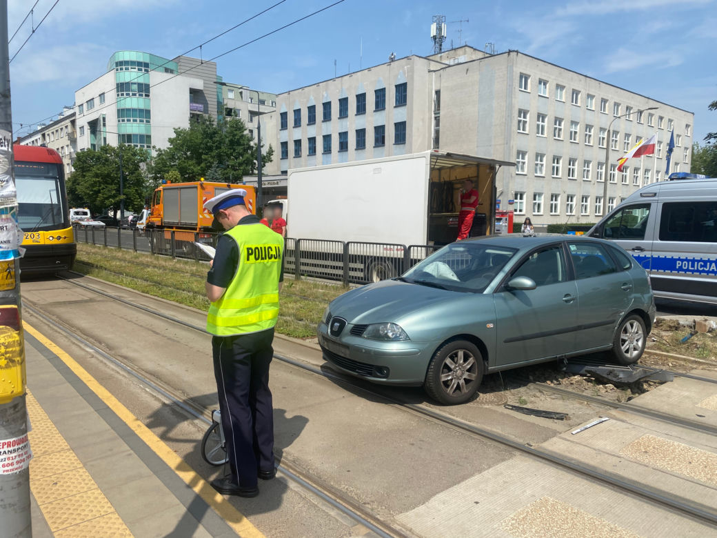 Wypadek na Grochowskiej w Warszawie. Auto zablokowało ruch tramwajowy