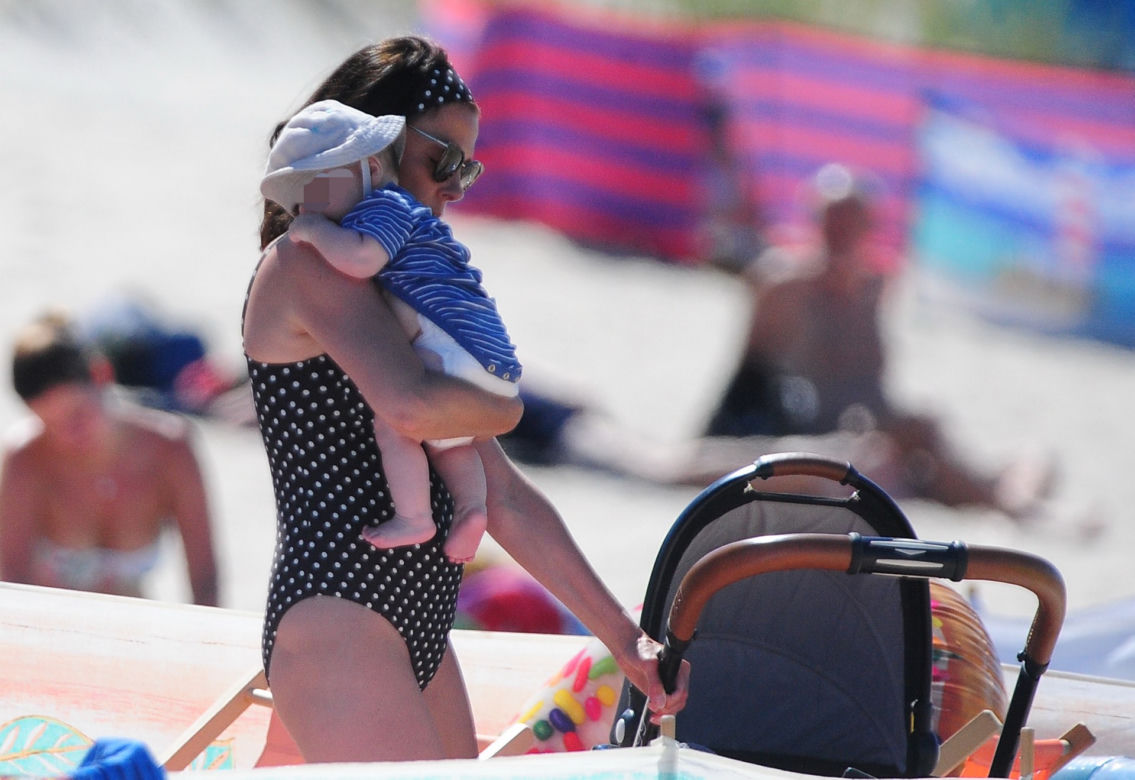 Katarzyna Glinka z rodziną na plaży w Kołobrzegu