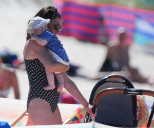 Katarzyna Glinka z rodziną na plaży w Kołobrzegu