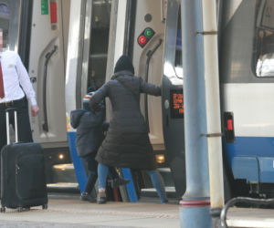 Kaczyńska targała walizki na dworcu. Pomógł konduktor