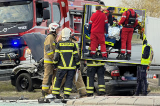 Poważny wypadek na drodze krajowej pod Warszawą. Do akcji wezwano śmigłowiec LPR