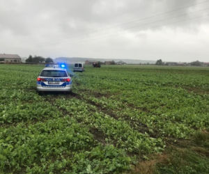 Policyjny pościg w Tuszynie. 35-latek zjechał z drogi prosto w pole
