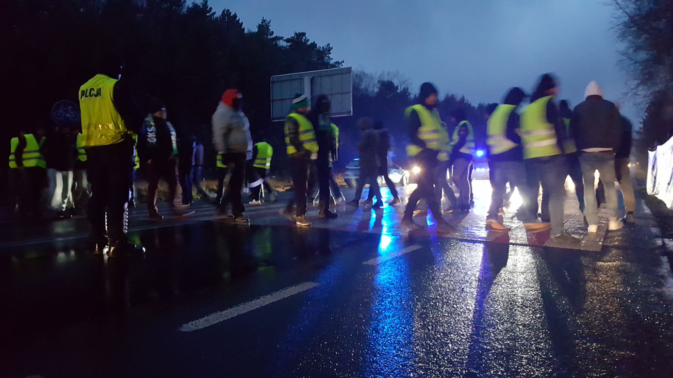To żenada, żeby polityka  rządziła sportem! Kibice w obronie GKS Bełchatów wyszli na ulicę!