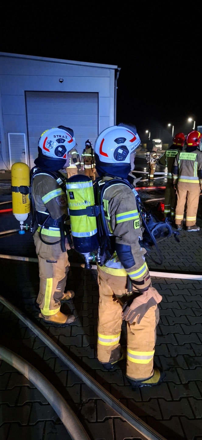 Ciężarówki płonęły jak pochodnie. Ogień przenosił się na kolejne samochody