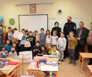 9-latek uratował życie mamusi. Policjanci podziękowali mu za heroiczne zachowanie