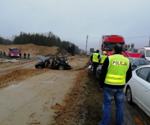 Śmiertelny wypadek na DK 1. Bmw zostało ZMIAŻDŻONE przez tira