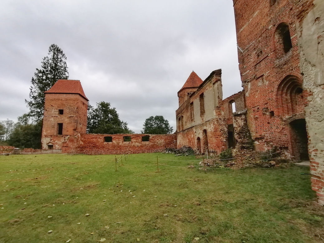 Pomarańczowi rowerzyści najechali zamek w Szymbarku