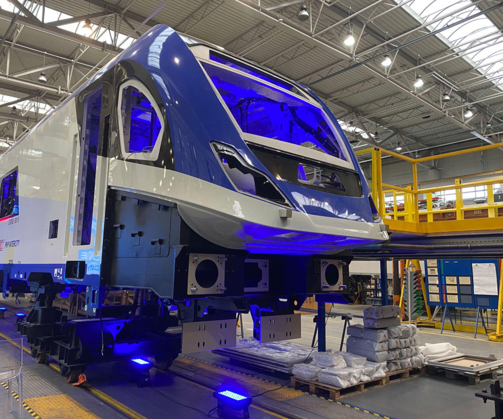 Nowoczesne pociągi hybrydowe powstają w Nowym Sączu.  W 2027 roku wyjadą na tory 