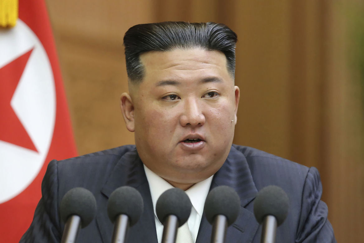  Kim Dzong Un zmienia stylówkę! Drwinom nie ma końca. "Jak influenserka na wakacjach"
