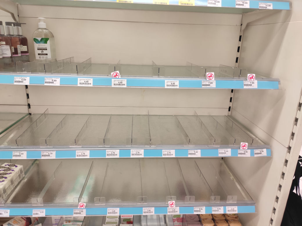 Puste półki w sklepach w Rzeszowie. Szał zakupów [NOWE ZDJĘCIA]