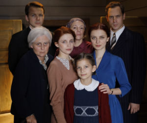 Stulecie Winnych 2 sezon. Ania (Weronika Humaj), Bronisława (Kinga Preis), Mania (Karolina Bacia), Kazia (Katarzyna Kwiatkowska), Michał (Stefan Pałowski), ksiądz Ignacy (Lesław Żurek)