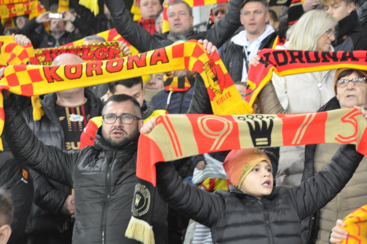 Żółto-czerwono na Suzuki Arenie! Zdjęcia kibiców na meczu Korona Kielce - Jagiellonia Białystok