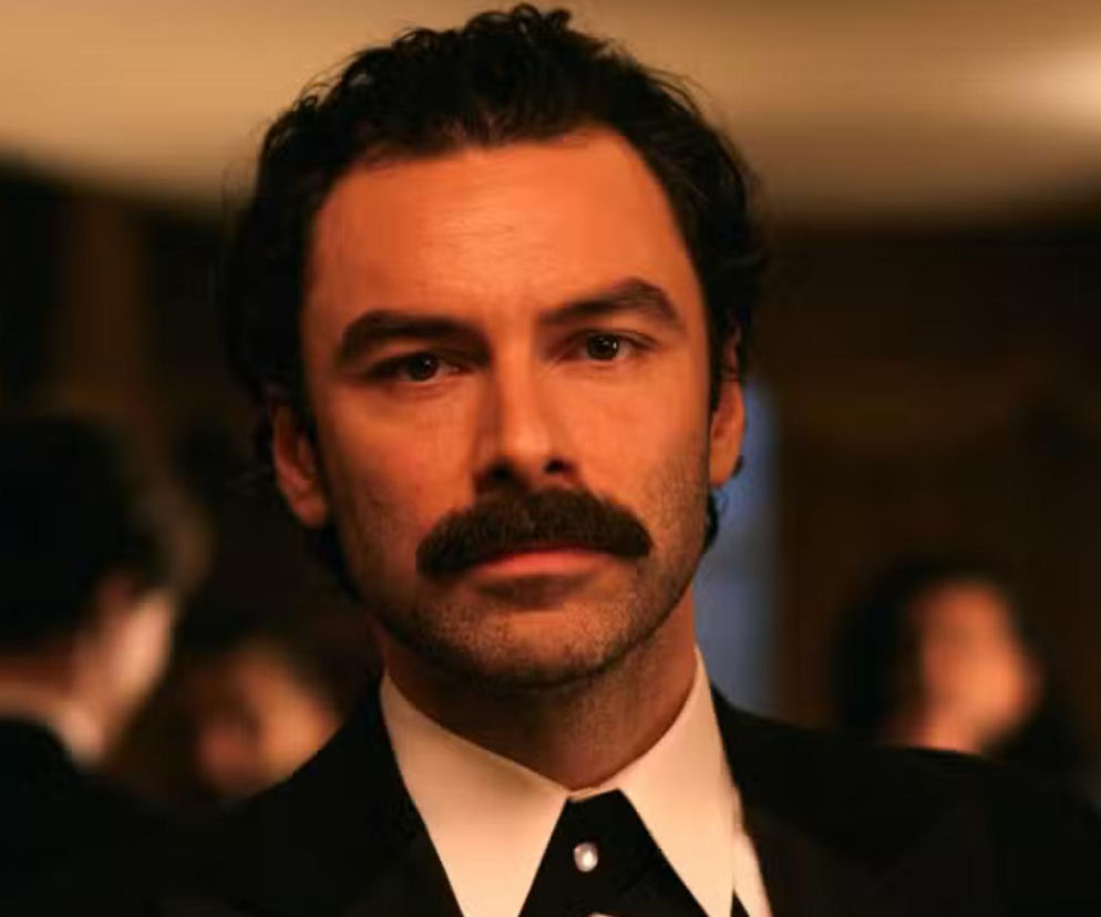 Aidan Turner jako Declan O'Hara w serialu Rywale. O dacie premiery nowych odcinków przeczytasz na SE.