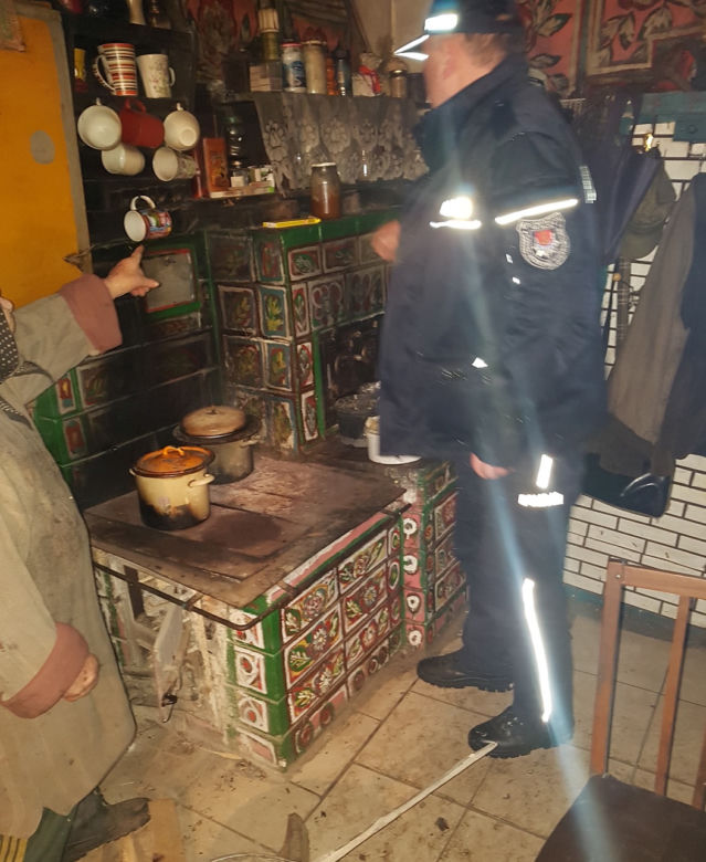 Ogrzewali się parą z garnka. Seniorzy ze Szczucina mogli ZAMARZNĄĆ we własnym domu