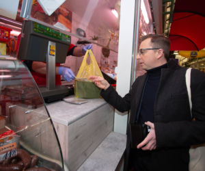 Emerycie, poseł zrobi ci zakupy