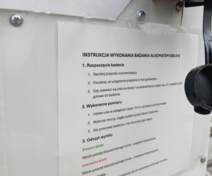 Alkomat przy wejściu na plac budowy