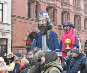Orszak Trzech Króli 2026 w Toruniu. Zdjęcia z samego serca starówki