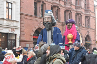 Orszak Trzech Króli 2026 w Toruniu. Zdjęcia z samego serca starówki